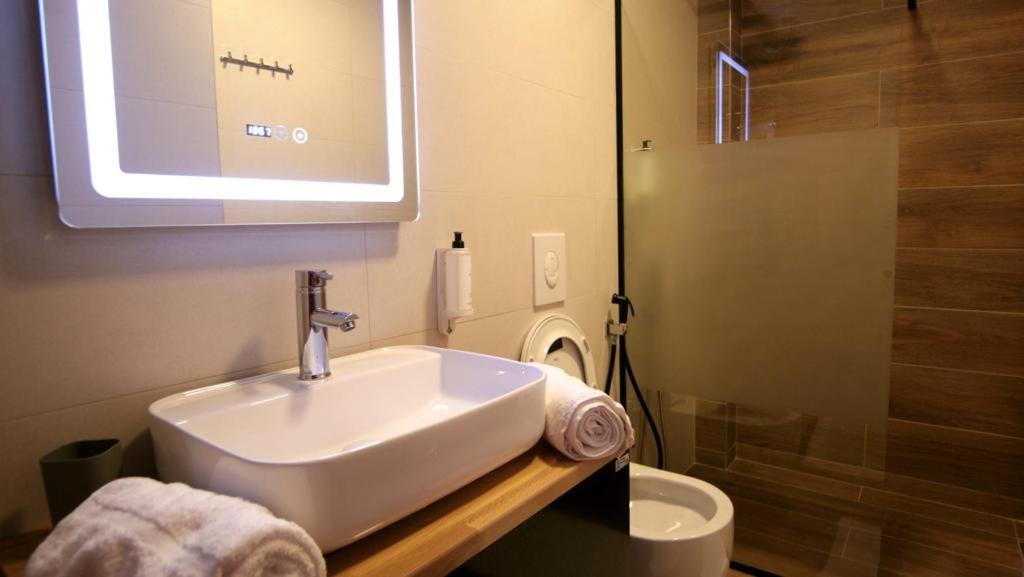 Koni'S Studio Apartments Tirana Bagian luar foto