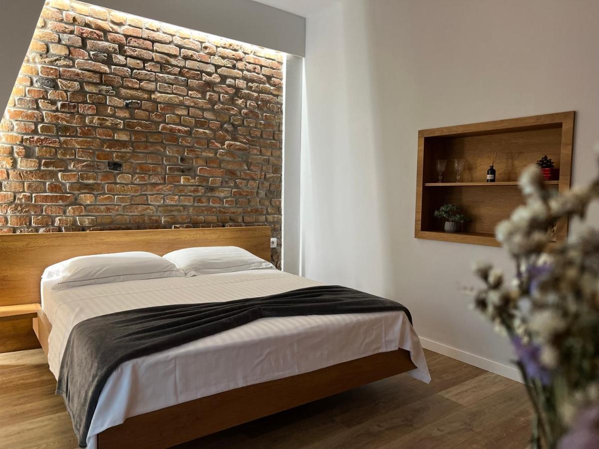 Koni'S Studio Apartments Tirana Bagian luar foto